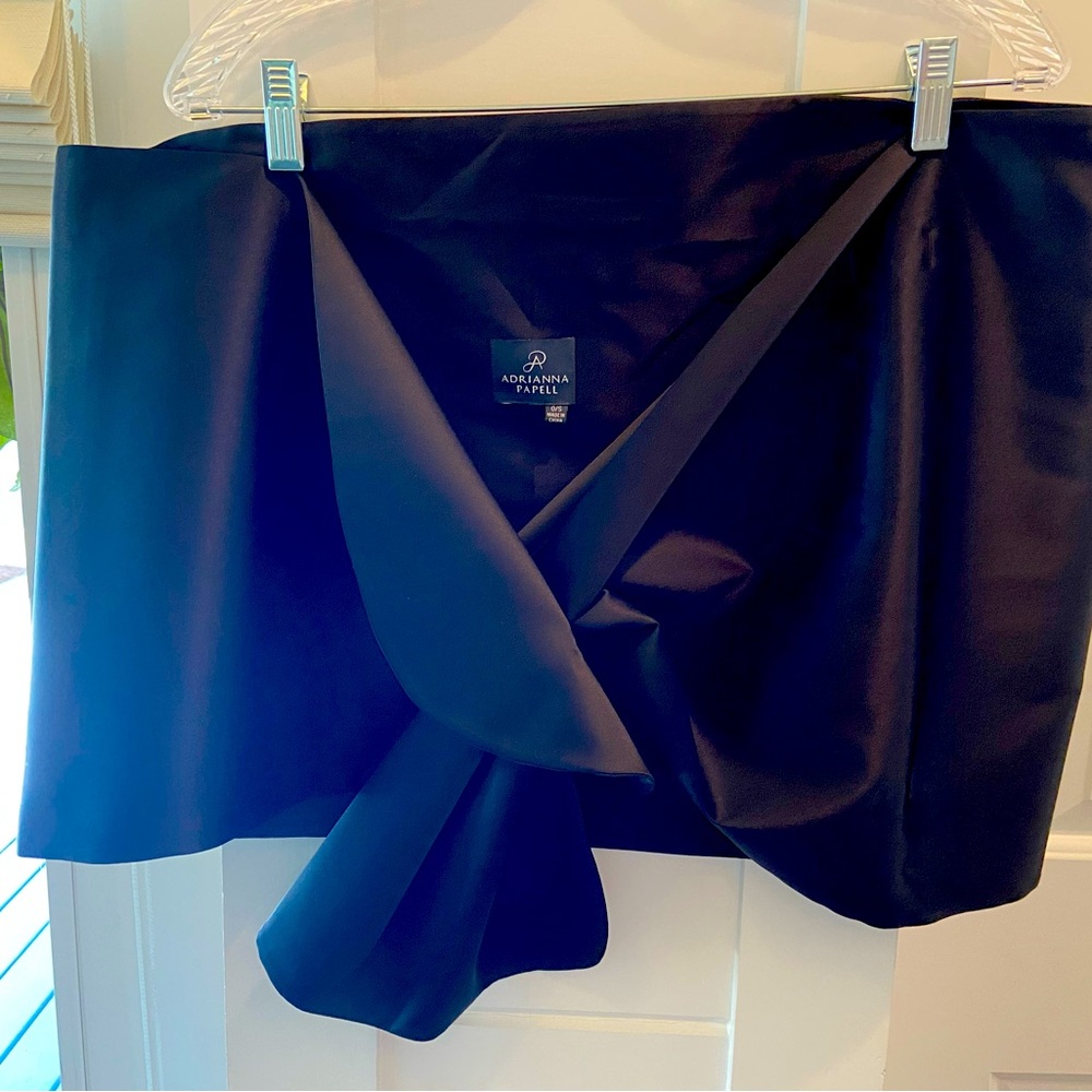 Adrianna Papell Elegant Black capelet